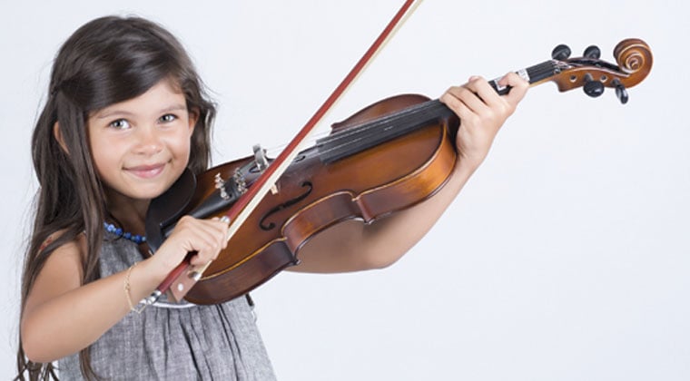 скрипка. обучение на скрипке. девочка со скрипкой. мальчик играющий на скрипке улыбается. I play the violin in the.